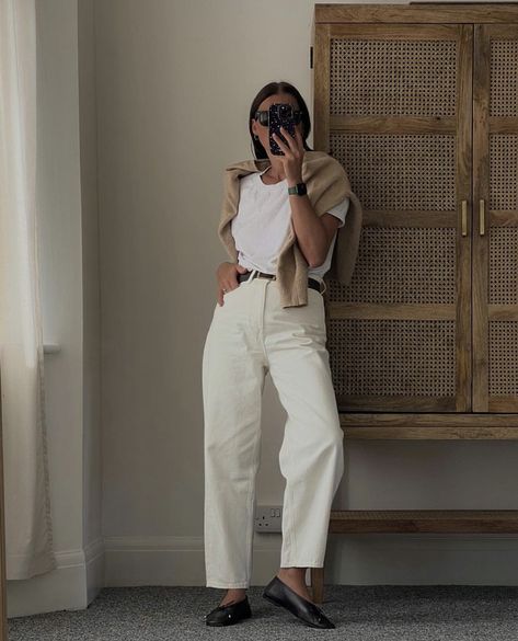 filoxenia Minimal Style Outfits Summer, Minimal Casual Outfit, Outfits For Italy, Cream Jeans Outfit, Italy In April, Cream Pants Outfit, Women's Spring Fashion, Spring Fashion Inspiration, Minimal Style Outfits