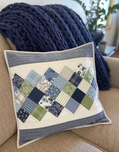 Nantucket Summer & the On Point Pillow (a free tutorial) Nantucket Summer, Quilted Pillow Covers, Tutorial Hair, Quilted Pillow Shams, Patchwork Cushion, Pretty Quilt, Pretty Pillow, Patchwork Pillow, Sewing Pillows