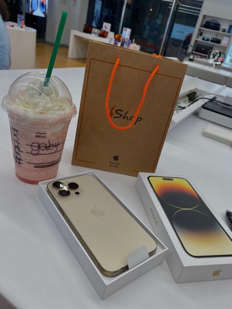 #iphone14promax #iphoneoro #unboxing #iphone #starbucks Iphone Package, Iphone Unboxing, Mobile Shop Design, Manifesting 2024, Sweet Pictures, Inside Shop, Iphone Video, Luxury Background, Creative Profile Picture