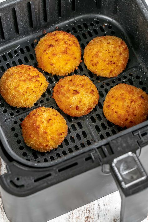 Air Fryer Arancini Air Fry Arancini, Airfryer Arancini Balls, Arinchini Balls Appetizers, Arancini Balls Air Fryer, Risotto Balls Air Fryer, Italian Rice Balls Recipe Air Fryer, Airfryer Rice Balls, Arancini Recipe Air Fryer, The Best Air Fryer Recipes