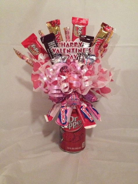 Valentines dr. Pepper. CandybouquetsbyKristen on Facebook!! Dr Pepper Valentine, Dr Pepper Valentines Gift Ideas, Dr Pepper Bouquet, Valentine Deserts, Valentines Candy Gifts, Valentine Signs, Valentines Bouquet, Liquor Bouquet, Candy Baskets