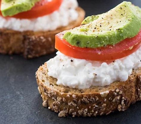 Cottage Cheese And Tomatoes, Avocado Lunch Recipes, Toast With Cottage Cheese, Avocado Cottage Cheese, Avocado Lunch, Healthy Breakfast Dishes, Protein Cottage Cheese, Cottage Cheese Breakfast Bowl, Breakfast Ideas Healthy