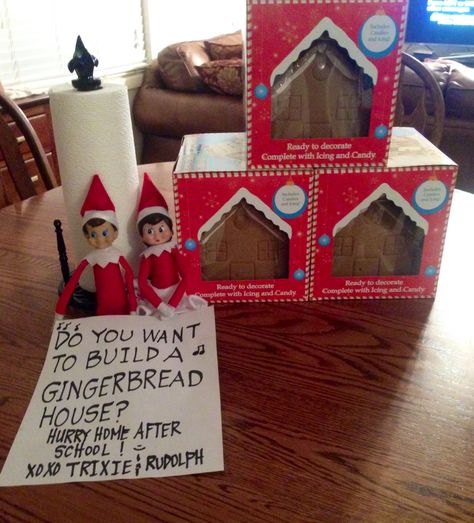 Elf on the Shelf decorating gingerbread house. Elf On The Shelves, Elf Ideas Easy, Awesome Elf On The Shelf Ideas, Elf Magic, Elf Activities, Xmas Elf, Elf Antics, Elf Fun, Buddy The Elf