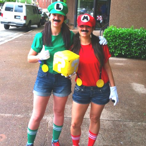 Mario & Luigi DIY Costumes where do we get them socks?! @Julie Forrest Marie Partner Costumes, Cher And Dionne, Fall Creations, Luigi Costume, Costume Closet, Halloween Shoot, Trio Costumes, Mario Costume, Costume Carnaval