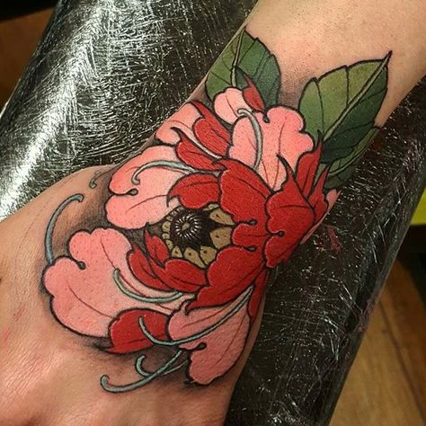 Alis hand from this afternoon! Thanks mate! #tattoo #tattoos #tattooworkers #tattoosnob #tattoolifemagazine #triplesixstudios #neojapanese #uktta #art #artist #draw #drawing #japaneseflowers #japanesetattoos #peony #peonytattoo #triplesix #sunderland #northeast #teamego #elliottwells #thebesttattooartists #irezumicollective #irezumi #egomachines #egor12 #fusionink #fusioninks all done with the new ego r12 machine and fusion inks Neotrad Knee Tattoo, Neo Trad Knee Tattoo, Trad Knee Tattoo, Peony Knee Tattoo, Neo Trad Tattoo, Japanese Flower Tattoo, Traditional Tattoo Flowers, Traditional Tattoo Sleeve, Fusion Ink