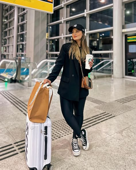 Outfits For Long Flights, Stylish Airport Outfits, Plane Hacks, Eurotrip Outfits, Comfy Airport Outfit, Airport Travel Outfits, Summer Business Casual Outfits, Ny Outfits, College Outfits Summer