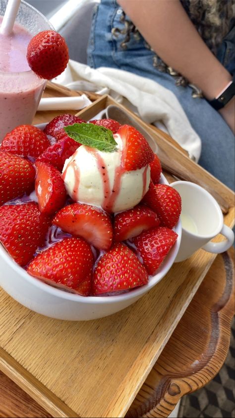 Aesthetic Korean Dessert, Strawberry Desserts Aesthetic, Korean Dessert Aesthetic, Bingsu Aesthetic, Strawberry Bingsu, Bingsu Korean, Dessert Korean, Korean Dessert Cafe, Strawberry Heaven