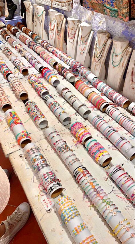 Bracelet Peg Board, Bracelet Market Display, Bracelet Stand Ideas, Bracelet Rack, Stand Bracelet, Kalung Manik-manik, Bracelet Stands, Craft Market Display, Bracelet Stand