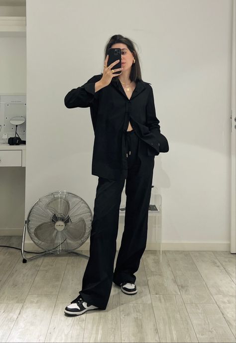 look all black com dunk Cardigan Ootd, Nb Shoes, Dunks Outfit, Trouser Outfit, Rubber Shoes, Fashion 2024, Black Trousers, Baddie Outfits Casual, Work Wardrobe