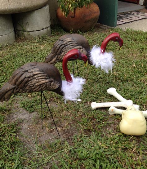 Vultures made from last year's skeleton flamingos. Yard Flamingos, Halloween Outside, Halloween Idea, Creation Art, Homemade Halloween, Fall Halloween Crafts, Halloween Yard, Fall Halloween Decor, Halloween Inspiration