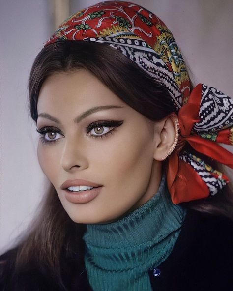 194 Likes, 7 Comments - GODDESS WOMEN (@goddess.women) on Instagram: “Sophia Loren ❤️” Sophia Loren Makeup, Italian Makeup, Goddess Women, Alfred Eisenstaedt, Sofia Loren, Sophia Loren, Vintage Beauty, Beautiful Eyes, Eye Color