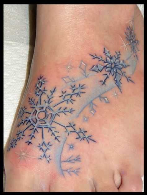 I also would like a sweet snowflake design. This one is kind of cool. I like how there is no black outline. Snowflake Tattoo, Winter Tattoo, Snow Flake Tattoo, Sister Tattoo, Cute Tattoos For Women, Foot Tattoo, 문신 디자인, Foot Tattoos, Skin Art