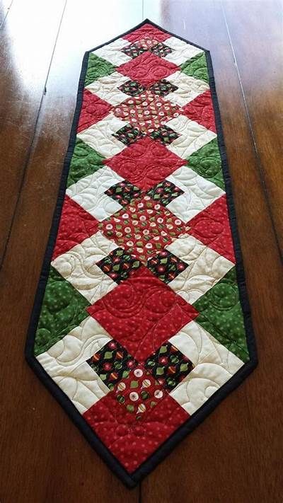 christmas quilted table runners patterns free - Yahoo Search Results Christmas Sideboard, Xmas Table Runners, Christmas Table Runner Pattern, Christmas Quilting Projects, Quilted Table Runners Christmas, Christmas Table Toppers, Table Topper Patterns, Christmas Patchwork, Patchwork Table Runner