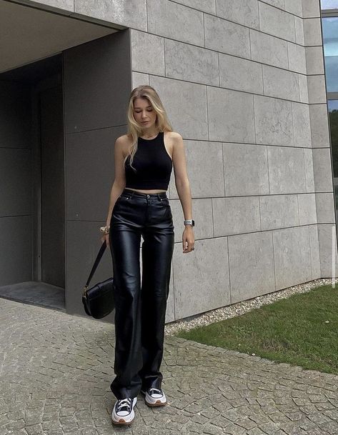 How To Style Leather Pants, Lederhosen Outfit, Leather Pants Outfit, Leather Pants Women, Neue Outfits, Looks Street Style, Modieuze Outfits, Causual Outfits, Crop Top Outfits