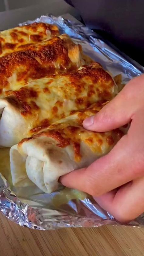 Easy low calorie creamy chilli chicken enchiladas 🌯 #fyp #fyppage #food #foodreels #recipe #recipeoftheday #reelsrecipe #yumyum #chicken #chickenrecipes | All Soul Food | Bag Raiders · Shooting Stars Green Jalapeno, Mexican Seasoning, Chilli Chicken, Tortilla Wraps, Green Pepper, Interesting Food, Food Recepie, Chicken Dishes Recipes, Chicken Enchiladas