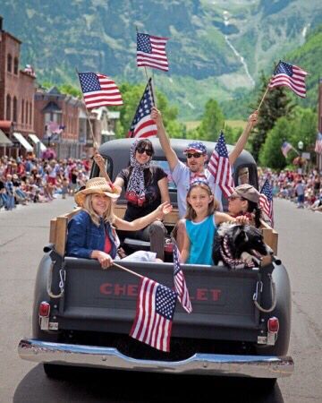 Patriotic American parade photo. Usa People America, Bike Parade, Photographie New York, Radio Usa, Small Towns Usa, Usa People, Abandoned Homes, Small Town America, Independance Day