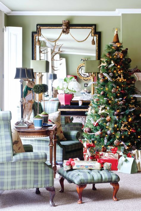 Christmas in colour: inside Rachel Bates' festive home Navy Green And Red Christmas, Nancy Meyers Christmas Decor, Nancy Meyers Christmas, Decorating For Christmas Indoors, Christmas Tree Porch, Old World Christmas Tree, Americana Christmas, Christmas Tree Kitchen, Christmas Kitchens