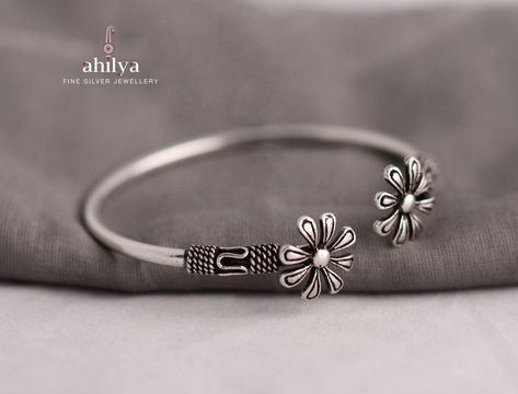 Designer Mens Bracelets, A Daisy Flower, Trendy Silver Jewelry, Silver Anklets Designs, Silver Bracelet Designs, Simple Silver Jewelry, Anklet Designs, Mens Bracelets, Antique Silver Jewelry