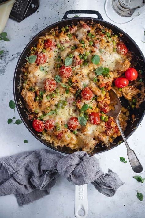 Orzo Bake, Oven Baked Chips, Full Irish Breakfast, Pizza Pasta Recipe, Easy Weekday Dinners, Chicken And Chorizo, Creamy Orzo, Chicken Chorizo, Irish Breakfast