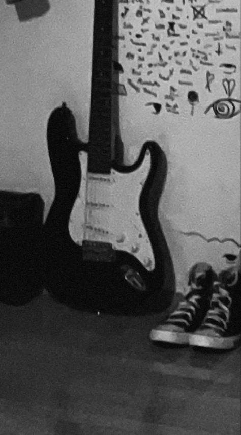 Guitar Aesthetic Electric, Music Guitar Aesthetic, Emo Aesthetic Grunge, Retro Grunge Aesthetic, Cool Pfps For Discord, Guitar Aesthetic, Guitar Boy, Deep Photos, Grunge Pictures