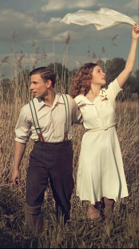 Old Fashioned Wedding, Vintage Engagement Photos, Old Fashioned Love, Scene Aesthetic, Vintage Couples, Foto Shoot, New Creation, Fashion Couple, Look Vintage