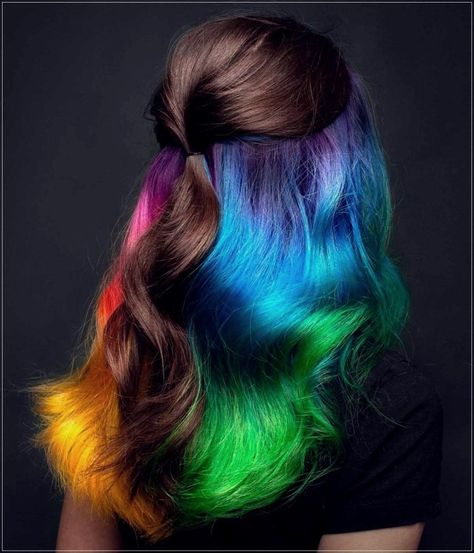 Let’s find out everything about the multicolored hair trend and who they look good on and the coolest looks proposed by the hairstyles to copy! The multicolored hair trend explodes, from the 2023 2024 catwalks to the most eccentric looks of VIPs! Let’s find out together the trendiest hairstyles proposed by famous hairdressers and tips […] The post Multicolored hair: trendy look ideas for who it looks good for first appeared on Short and Curly Haircuts. Famous Hairdressers, Short Summer Haircuts, Color Block Hair, Afro Curls, Summer Haircuts, Curly Haircuts, Barbie Hair, Multicolored Hair, Light Hair Color