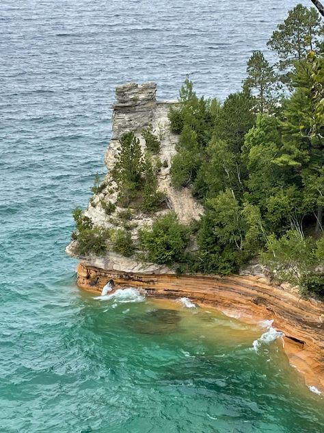 Michigan's Perfect Upper Peninsula Road Trip for 5-Days - A Couple Days Travel Michigan Adventures, Upper Peninsula Michigan, Michigan Road Trip, Lake Living, Upper Peninsula, Lake Life, Great Lakes, Van Life, Cool Places To Visit