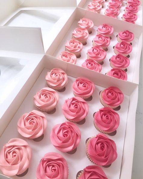 Pink Birthday Cupcakes Ideas, Birthday Cupcakes Design Ideas, Rose Themed Cupcakes, Pink Wedding Desserts, Pink Rosette Cupcakes, Pink Cake And Cupcakes, Pink Fall Cupcakes, Galentines Party Cupcakes, Pastel Pink Cupcakes