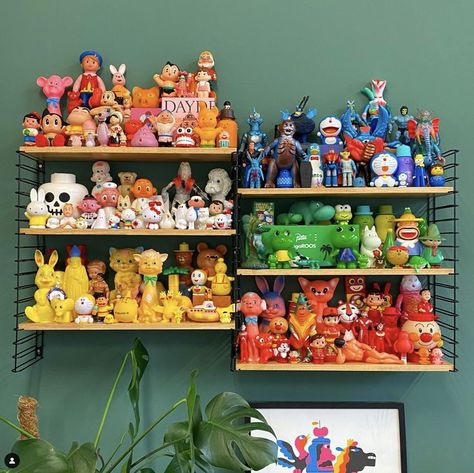 Toy Display Ideas, Toy Collection Display, Comic Book Storage, Familiar Places, Vinyl Art Toys, Toy Display, Sewing Space, Pretty Room, Toy Rooms