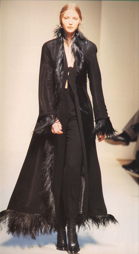 Fall Runway 90s, Baroque Outfit Casual, Underworld Outfit Style, Grunge Dress Aesthetic, Romantic Edgy Style, Gothic Runway, Vampy Outfit, High Fashion Goth, Goth Runway