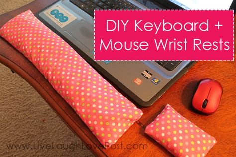 DIY Keyboard and Mouse Wrist Rests - https://sewing4free.com/diy-keyboard-and-mouse-wrist-rests/ Diy Mouse Pad, Diy Keyboard, Diy Mouse, Mouse Wrist Rest, Messy Desk, Keyboard Wrist Rest, Diy Laptop, Heating Pads, Wrist Rest