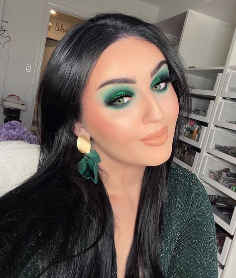 Beauty by Mikayla Jane on Instagram: “I trademarked the color green bro Products Used: @beautybaycom wilderness palette @plouise_makeup_academy lashes @morphebrushes brow…” Mikayla Nogueira Makeup, Morphe Eyeshadow, The Color Green, Plouise Makeup Academy, Green Makeup, Amazing Pics, Eyeshadow Tutorial, Deep Sleep, Beauty Bar