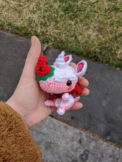 Crochet Ideas Sanrio, Crochet Kirby Keychain, Crochet Sherb Animal Crossing, Strawberry Cat Crochet, Strawberry Animal Crochet, Easy Crochet Animals, Kawaii Crochet, Crochet Fashion Patterns, Fun Crochet Projects