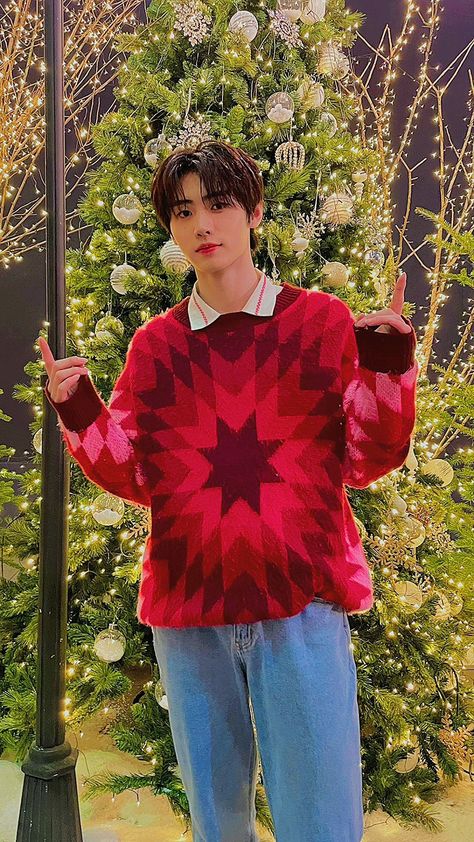 Sunghoon Christmas, Enhypen Christmas Wallpaper, Enhypen Twitter Post, Kpop Christmas, Enhypen Twitter, Christmas Poses, Twitter Post, Sunghoon Enhypen, Park Sunghoon