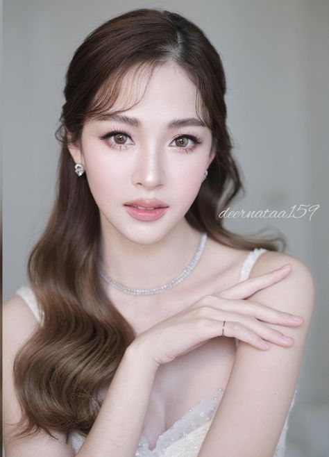 Convocation Hairstyles, Fashion 40s Woman Over 40, Korean Bridal Hair, Bride Makeup Asian, Korean Wedding Hair, Asian Bridal Hair, Fashion 40s, Bridal Hair Down, Wedding Hair Colors