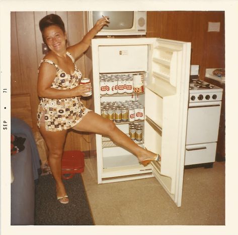 Beer Fridge, Hippie Look, 1970s Fashion, Vintage Party, Vintage Life, Up Girl, Vintage Photographs, Vintage Photography, Vintage Colors