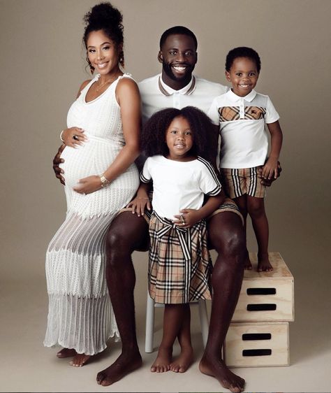 Draymond Green And Hazel Renee Expand Their Family Iman Shumpert, Cute Family Pictures, Family Photoshoot Poses, Couple Pregnancy Photoshoot, Family Black, Family Portrait Poses, Family Photoshoot Outfits, Black Family, Rich Family