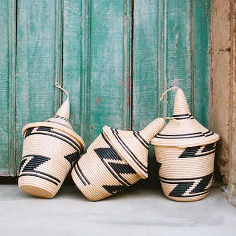 In Rwanda, Sisal Lidded Peace Baskets are the perfect gift for weddings and special occasions, symbolizing friendship and gratitude. With their traditional pattern representing the mountain path of friends, these baskets carry hidden treasures and heartfelt thanks. Simple yet deeply meaningful. 💛🎁 #FairTradeFinds #RwandanCrafts #PeaceBaskets #HandmadeWithLove #AziziLife #ConsciousLiving #EthicalShopping #TraditionAndLove #SustainableGifts #ShopWithPurpose #WomenSupportingWomen Rwandan Basket, Mountain Path, Traditional Baskets, Hand Woven Baskets, Natural Sisal, Traditional Pattern, Ceramic Candle, Western Boho, Wristlet Clutch