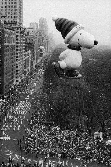 For Nearly 100 Years, Macy’s Thanksgiving Day Parade Has Been a Children’s Pilgrimage of Wonder - The New York Times Snoopy Wall Art, Thanksgiving Snoopy, Macy's Day Parade, Macy’s Thanksgiving Day Parade, New York Landscape, Macys Parade, Snoopy Gifts, Thanksgiving Parade, Columbus Circle