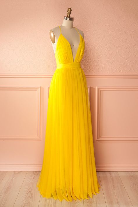 Yellow mesh maxi dress with plunging neckline and open back - Robe en filet jaune avec décolleté plongeant et dos ouvert Tulle Prom Dress Long, Simple Evening Dress, Prom Dress Long, Prom Dresses Yellow, Backless Evening Dress, Long Evening Dress, Prom Dresses Sleeveless, Elegante Casual, Beauty Dress