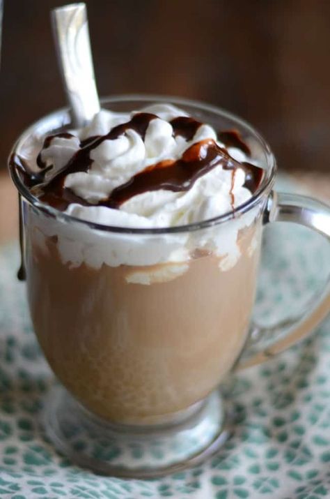 Create your own homemade Starbucks Cafe Mocha at home with this easy copycat recipe. Starbucks Cafe Mocha Recipe, Cafe Mocha Recipe, Chocolate Coffee Drinks, Mocha At Home, Starbucks Vanilla Bean Frappuccino, Starbucks Cafe, Cranberry Bliss Bars Starbucks, Starbucks Mocha, Caffe Mocha