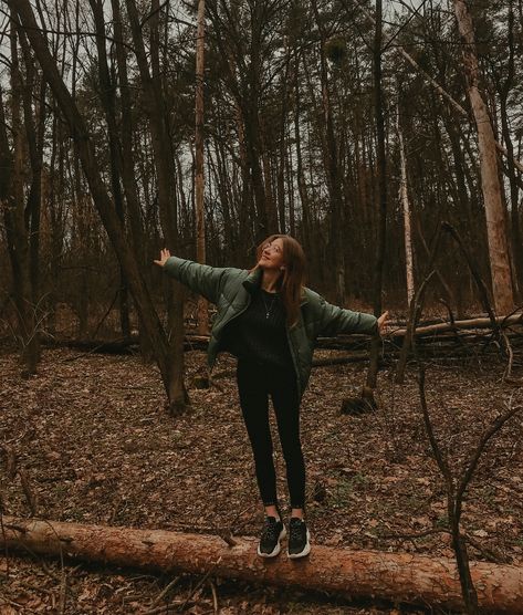 Forest Trip Outfit, Forest Pose Ideas, Orman Story, Forest Instagram Pictures, Pine Forest Photography, Forest Photoshoot Ideas, Photogenic Poses, Forest Trip, Photo Prompts