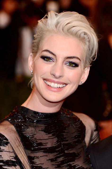 Anne Hathaway Blonde, Anne Hathaway Short Hair, Celebrity Short Hair, Girls Short Haircuts, Short Shag Hairstyles, Really Short Hair, Very Short Haircuts, Peinados Recogidos, Haircut Inspiration