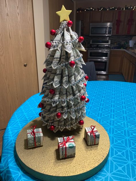 Money Christmas Tree, Money Gifting, Money Cakes, Xmas Hampers, Christmas Tree Gifts, Origami Money, Tree Gifts, Dollar Bill Origami, Raffle Baskets