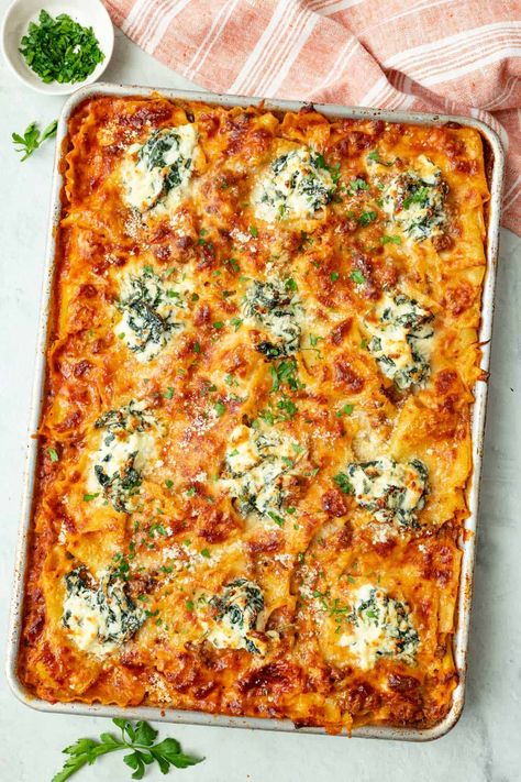 This sheet pan lasagna is a quick, delicious twist on the classic. Made on a sheet pan with a meaty marinara sauce and topped with creamy spinach ricotta. Layerless Lasagna, Sheet Pan Lasagna, Mediterranean Chopped Salad, Pan Lasagna, Salmon And Broccoli, Lasagna Ingredients, Traditional Lasagna, Classic Lasagna, Spinach Ricotta