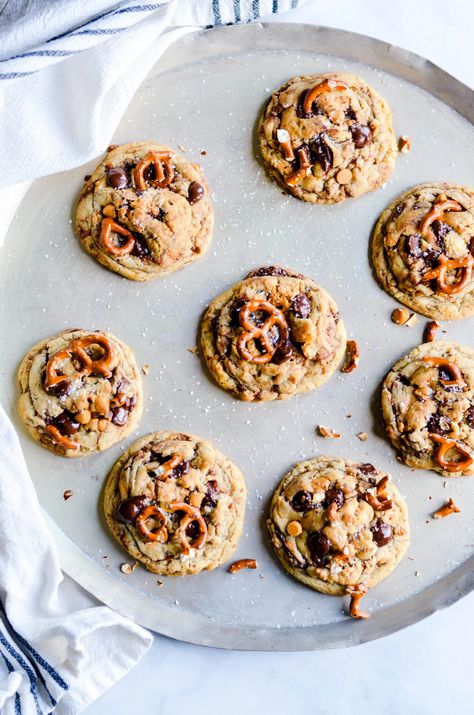 Butterscotch Pretzel Chocolate Chip Cookies Recipe - Something Swanky Chocolate Chip Cookies Butter, Pretzel Chocolate Chip Cookies, Pretzel Chocolate, Salty Cookies, Pretzel Cookies, Butterscotch Cookies, Filled Cookies, Chocolate Pretzels, Butterscotch Chips