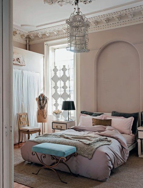 Romantic bedrooms inspiration Parisian Chic Apartment, Camera Shabby Chic, Chic Apartment Decor, Artist Bedroom, Boho Ideas, Feminine Bedroom, Apartment Chic, Woman Bedroom, Shabby Chic Bedrooms