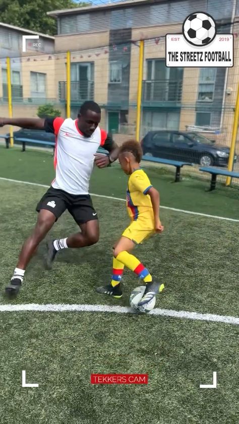 thestreetzfootball on Instagram: The ‘R’ word… repetition 🔁 sick warm up with @jr8_starboy #football #footballskills #tekkers #soccer #footballvideos #footballtraining… Street Football, R Words, Football Drills, Football Gif, Summer 22, Football Coach, Football Training, Nike Football, Soccer Training