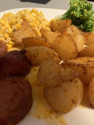 A simple, easy and delicious dish. Paprika Potatoes, Chorizo Sausage, Potatoes Recipe, Roasting Pan, Roasted Potatoes, Potato Recipes, Tasty Dishes, Hot Sauce, Stuffed Peppers