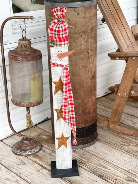 Today, I am going to share with you how to make a DIY 2×4 snowman for your front porch décor. 2x4 Snowman, Santa Claus Crafts, 2x4 Crafts, Christmas Widgets, Burlap Kitchen, Diy Scarecrow, Diy Santa, Santa Crafts, Diy Snowman